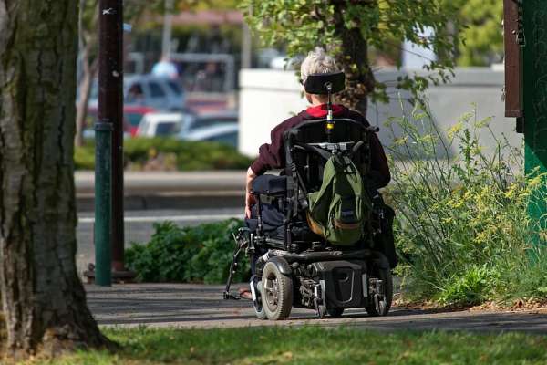 Power wheelchair for the outdoors