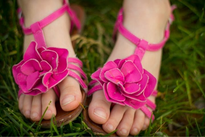 The 5 Best Best Sandals For Wide Feet (With Reviews and Buyer’s Guide) 